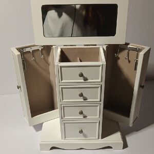 Kohl's White Jewelry Organizer with Classic Design